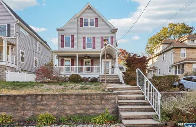 Photo of 320 Orient Way 2