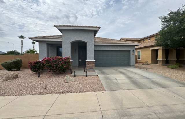 3bd/2ba 1374 sq ft in Chandler with POOL