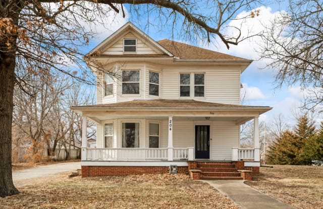 204 S Bury St - 204 Bury Street, Tonganoxie, KS 66086