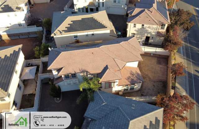 1999 Lugano Trail - Low Maintenance Landscaping | Gated community |Washer/Dryer Included