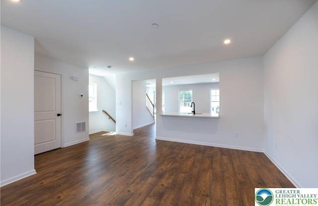 560 Long Street unit: 4