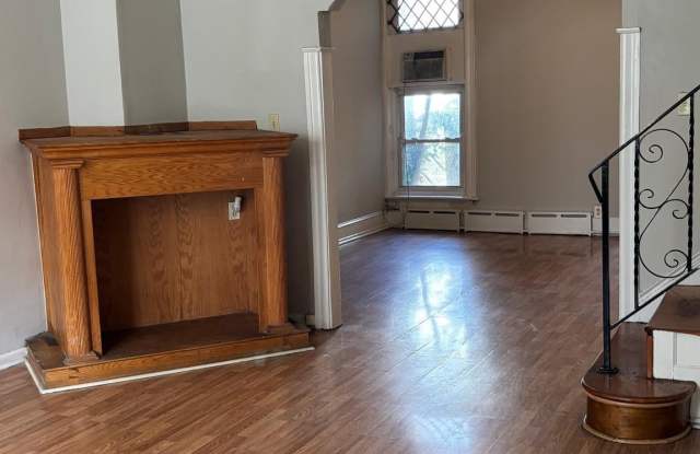 4921 N HUTCHINSON Street