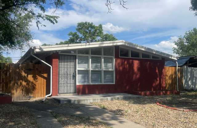 Charming 2 Bedroom, 1 Bathroom Duplex in Aurora