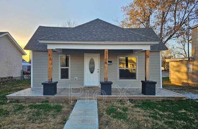 2104 S Porter Ave - 2104 South Porter Avenue, Joplin, MO 64804