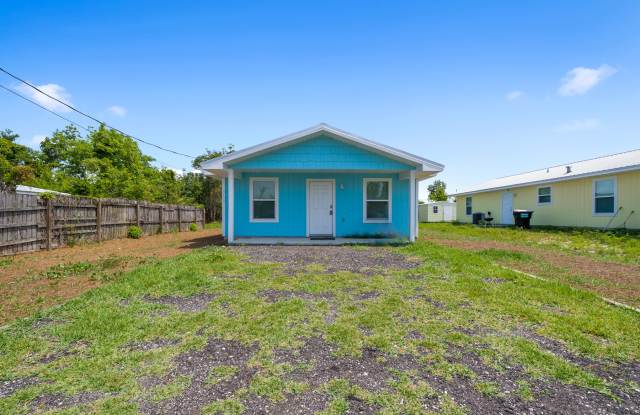 3109 E 2nd Plz