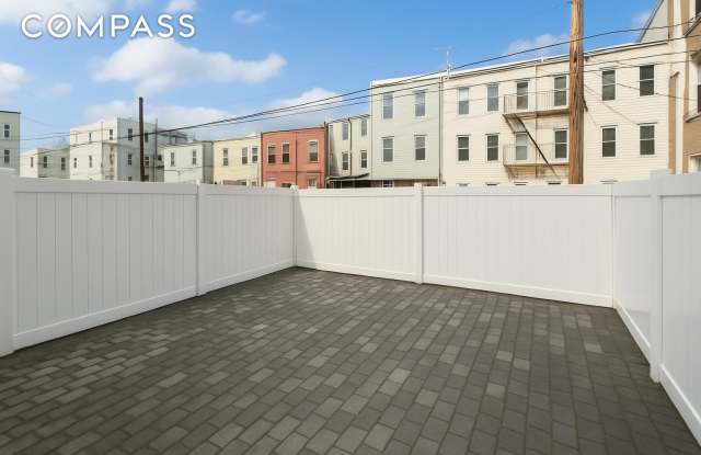 Photo of 671 Metropolitan Avenue