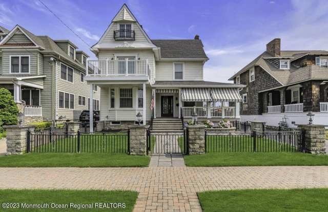 Photo of 210 8th Avenue