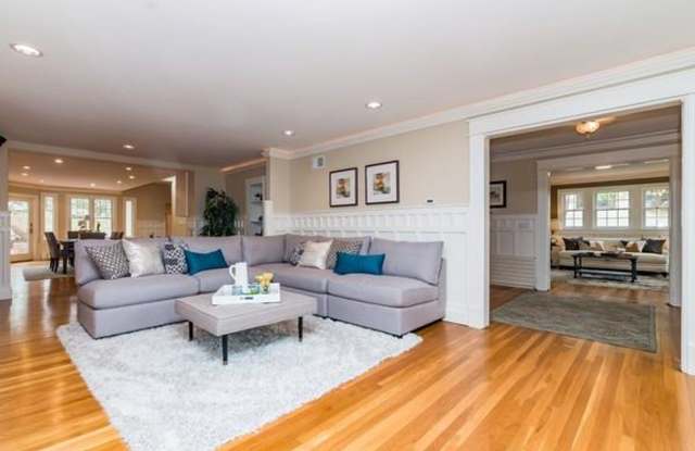 HOT NEWTON LISTING!!!