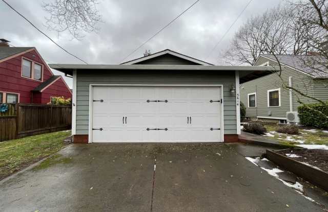 Lovely 3 Bed + 2 Bath Home in Concordia Neighborhood!! Near PDX Airport, Vaulted Ceilings and Great Backyard!! - 5614 Northeast 34th Avenue, Portland, OR 97211