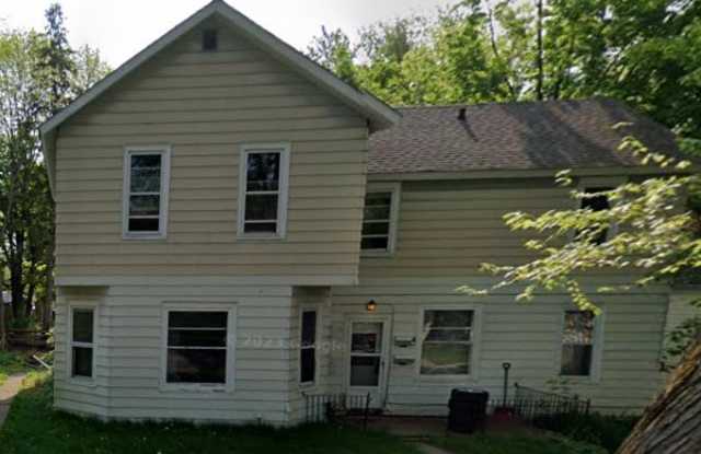 315 1/2 S 5th Ave