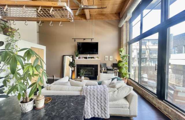 Photo of 1935 N Fairfield Ave