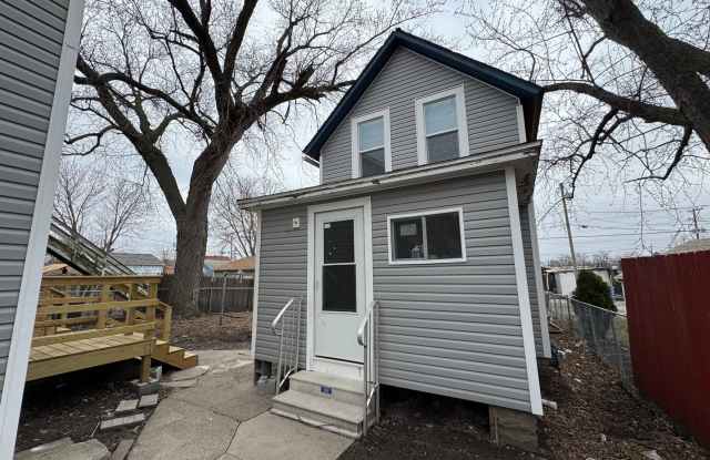 Photo of Updated 2BR Home with Reserved Parking – Moline