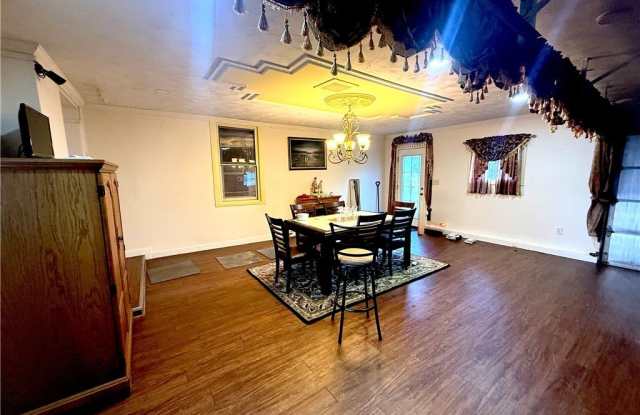 222/220 E Seneca Turnpike