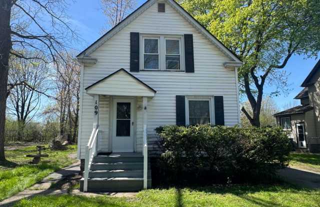 3 Bedroom 1 Bath, Single Family Home, Lyell - Otis Neighborhood!