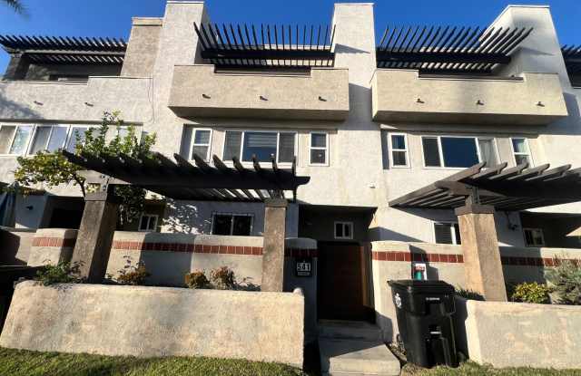 Bright  Updated 2BR Townhome Across from Fremont Park