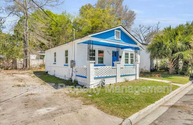 628 W 48th St
