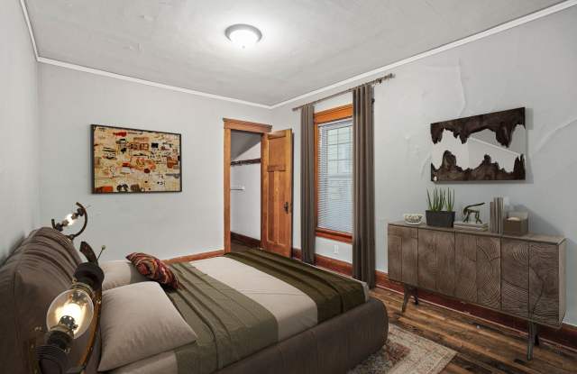 Oakland Upper Flat near campus