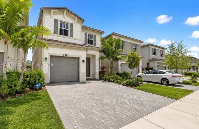 4922 NW 48th Ter