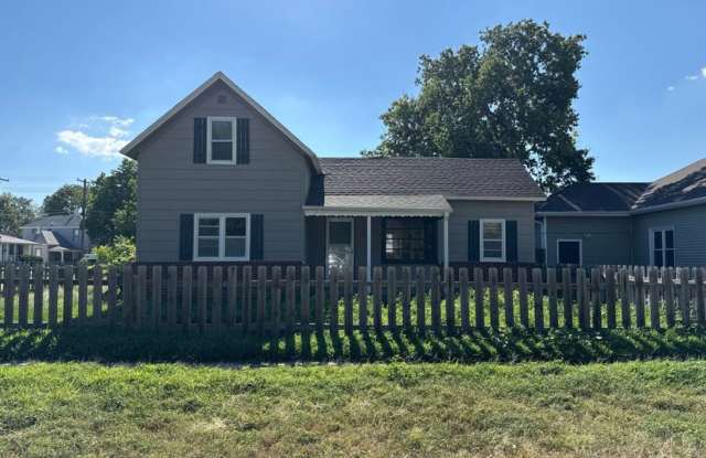 **Move in Ready** 3 bedroom close to downtown!