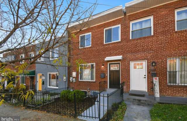 Photo of 1371 ADAMS Street NE