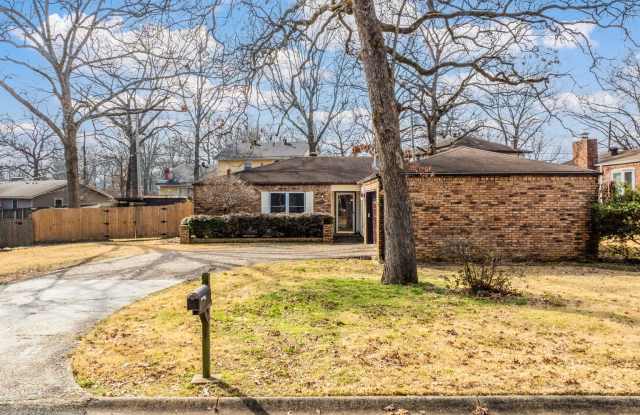 North Little Rock AR Home for Sale | 3 Bed | Screened Porch | 2-Car Garage
