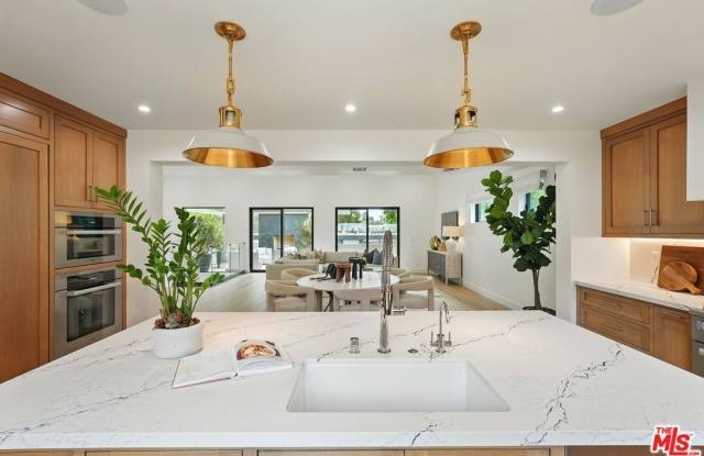 Photo of 913 N Beverly Glen Blvd