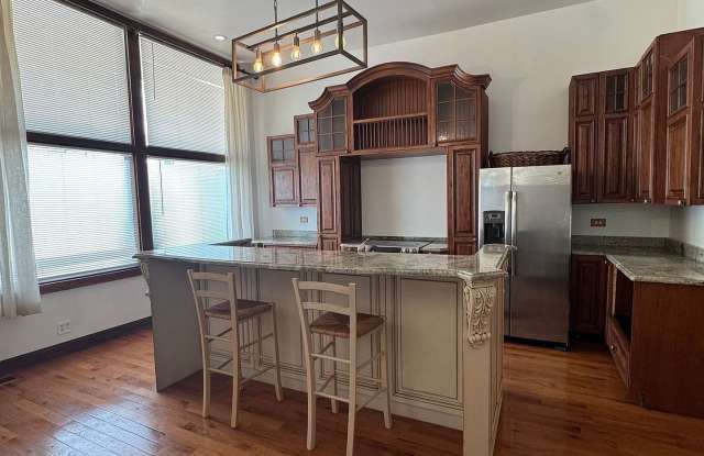 2425 N CLYBOURN Avenue