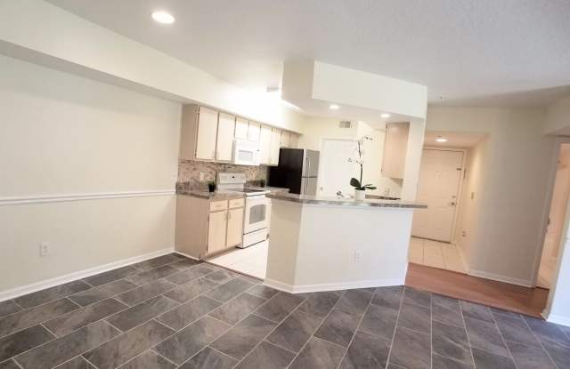 Gorgeous 2/2 condo for rent next to Waterford Lakes Town Center and UCF