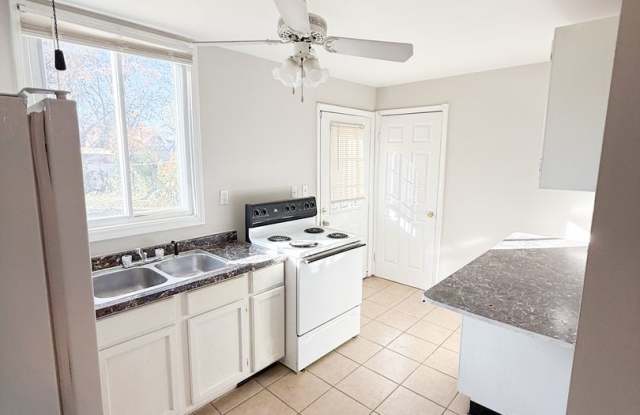 Photo of 2 Bed/1 Bath - Beautiful Hardwood Floors!