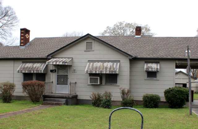 Fenced yard in heart of Decatur!
