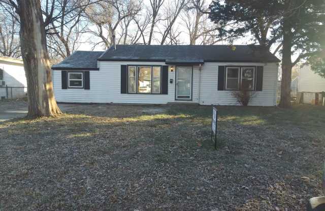 Newly remodeled 3 bed 1 Bath near 47th  Seneca. All new plank flooring! photos photos