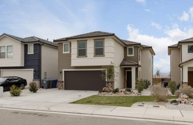 Spacious 4-Bedroom, 2.5-Bathroom Townhome Nestled in the Desert Hollow photos photos