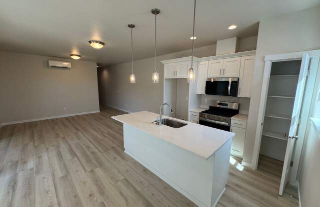 Photo of RENT SPECIAL: FREE First Full Month's Rent With One Year Lease! ~ Hankel 1420