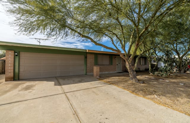 7651 N Casimir Pulaski Ave - 7651 North Casimir Pulaski Avenue, Casas Adobes, AZ 85741