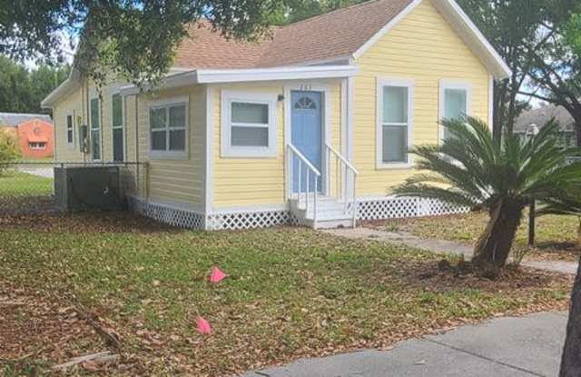 Charming, Newly remodeled 2/2 with bonus room - 263 Cassady Street, Umatilla, FL 32784