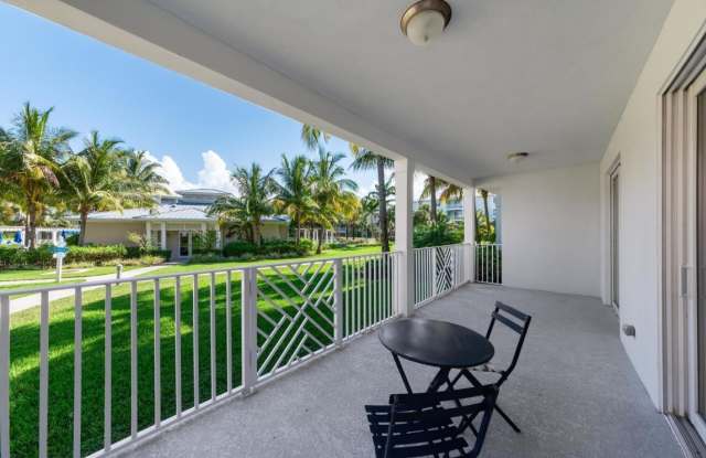 312 Bay Colony Drive N