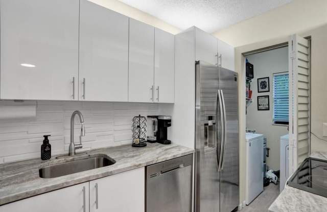 2907 NE 8th Ter
