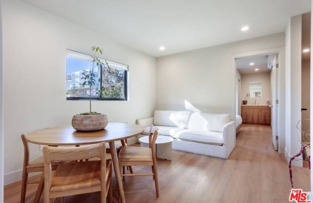 Photo of 859 N Mansfield Ave unit: 6902