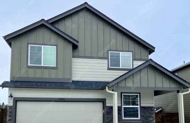 4BR - 2.5 BA + Den SE Bend home in great neighborhood with park and pool!
