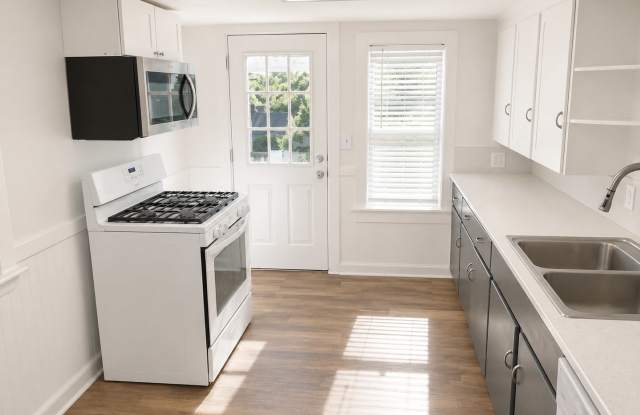 Lower 2 Bedroom Duplex Great Location!