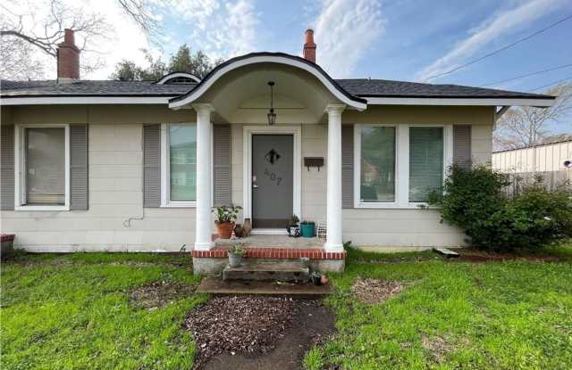 Photo of AUG 2026 PRE-LEASE! Charming 2 Bed/1 Bath Duplex