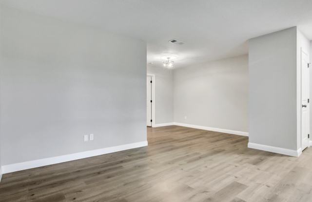 Photo of 2065 Dowlen Rd - 05