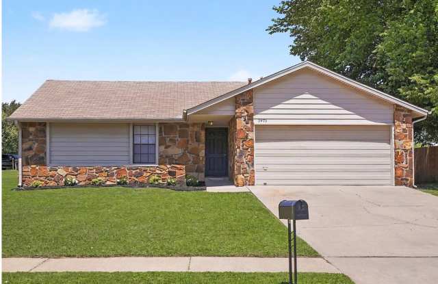 Charming 3-Bed Jenks Home Near Tulsa Hills – Large Corner Lot!