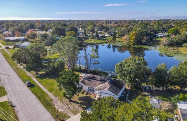 Pet Friendly Lake Front House for Rent!