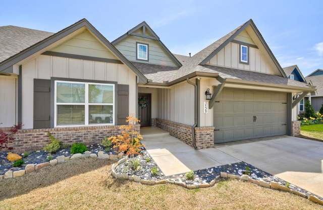 Beautiful Fully Furnished Home in Broken Arrow!