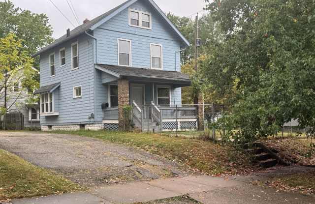 Photo of Single Family Home 4 Bedroom and 1 Bath