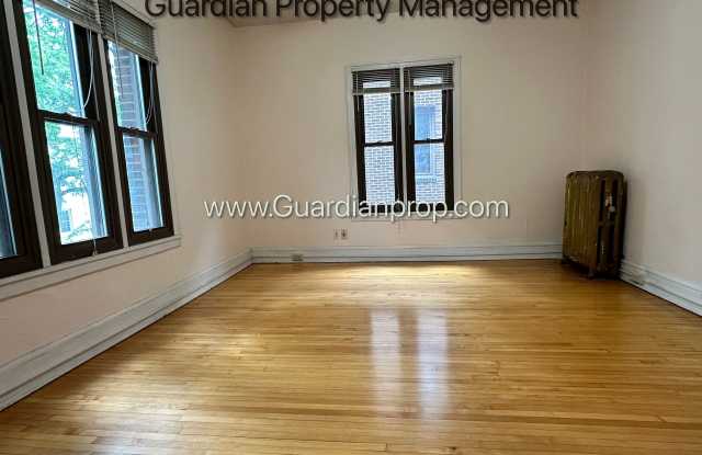 Studio Lakes Uptown Apartment, Blocks from Both Lakes, Hardwood Floors, One Month Free