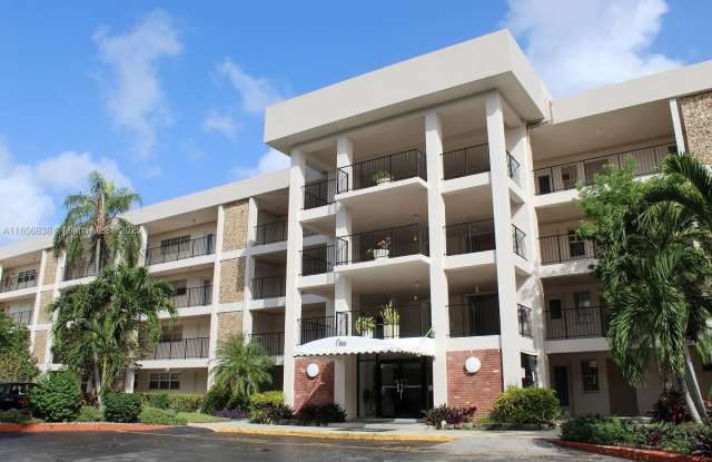 Photo of 2900 N Palm Aire Dr