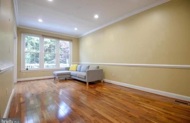 9404 REGENCY CREST Drive