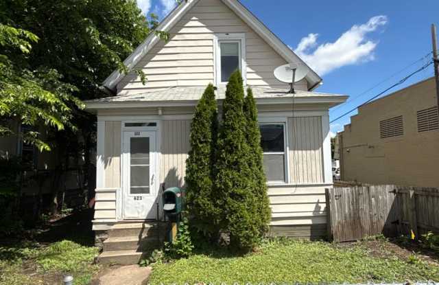 Spacious 3 bedroom 1 Bathroom House Available May 1st!